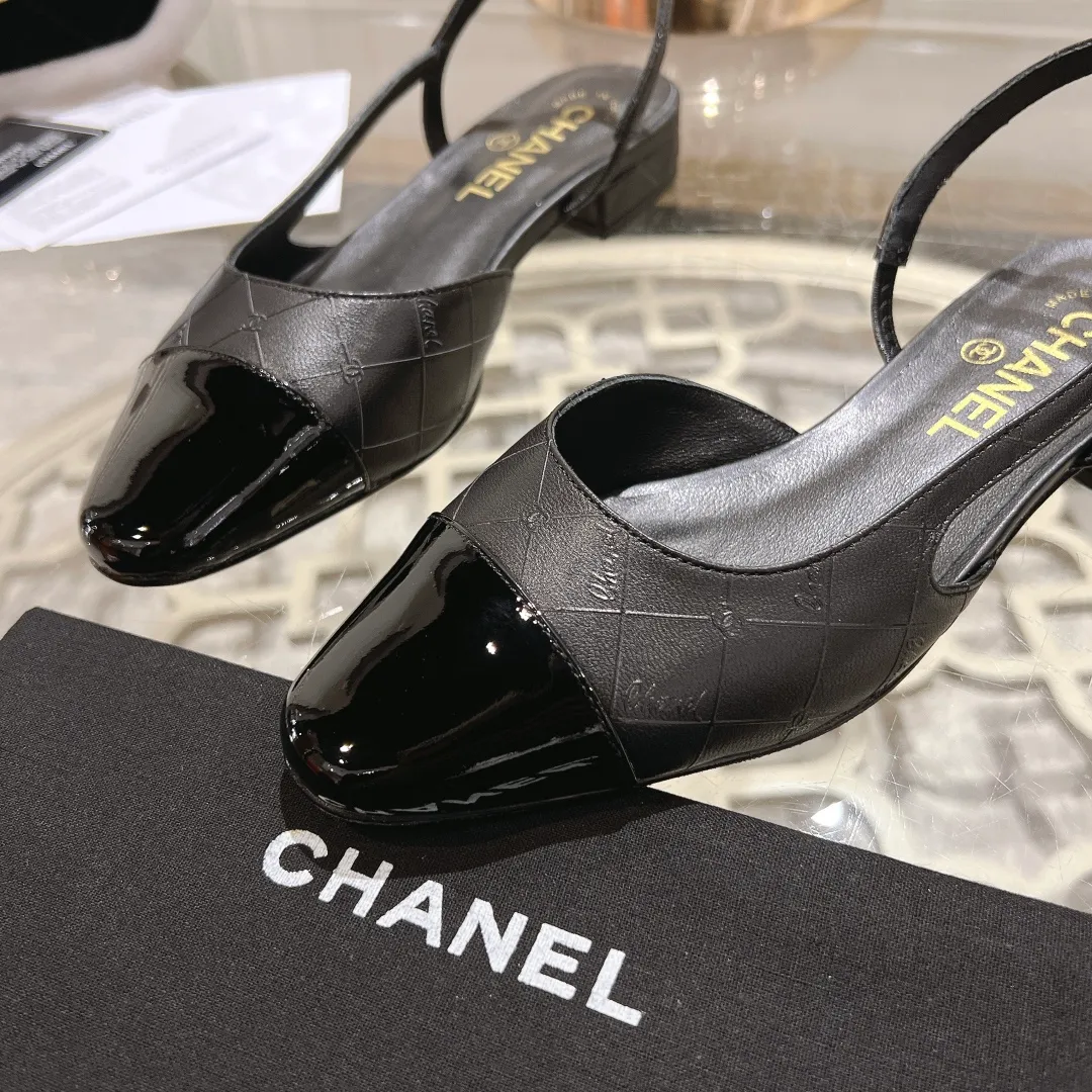 👟👟Ex-factory price 540👟👟 CHANEL Xiangjia 24vs spring and summer new fashion sandals series... Chanel is a very comprehensive noble fashion lifestyle brand. The same models are sold by major fashion bloggers and celebrities in Hong Kong, the United States, and other countries. They are simply beautiful. I fall in love with elegance and the playful sense of the future. I want to own them right away just by looking at them. But you can really think about a pair of exquisite high heels. This series is specially designed for extraordinary and indifferent ladies to create a unique overall effect. CHANEL designs products that inspire women to move forward and highlight their charm... 1️⃣Material: Original customized patent leather + imported sheepskin 2️⃣Inner lining: Original customized imported sheepskin 3️⃣Feet: Original customized imported sheepskin 4️⃣Outsole: Genuine leather sole imported from Italy 5️⃣Heel height: 2.5cm/6.5cm/9cm 6️⃣Number: 34-43 (34.40.41.42.43 customization is not returnable) 7️⃣Packaging: The latest and exquisite full set of packaging at the counter